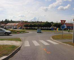 Čtyřiaosmdesátiletý muž vjel na koloběžce na kruhový objezd v protisměru. Srazilo ho auto