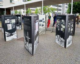 Putovní výstava v parku Komenského připomíná doklady sovětské brutality