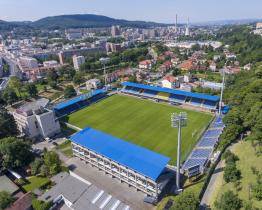 Fotbaloví fanoušci se zase předvedli. Vzduchem létala i kovová židle