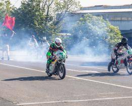 Na Slováckém okruhu padl traťový rekord, legendární jezdec Kalina oslavil sedmdesátku triumfem