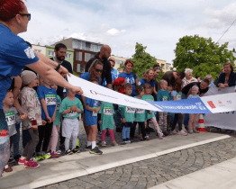 Lidé běželi na náměstí Míru na pomoc lidem s autismem