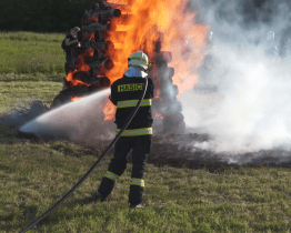 Hasiči místo hašení založili požár