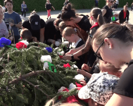 Malé čarodějnice ozdobily májku růžičkami a kouzly ji pomohly vztyčit