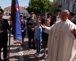 Farář požehnal novému vozidlu dobrovolných hasičů z Uherského Hradiště