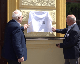 Na budově gymnázia odhalili desku profesoru Borůvkovi