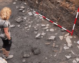 Archeologové narazili na Mariánském náměstí na středověkou dlažbu a jiné poklady