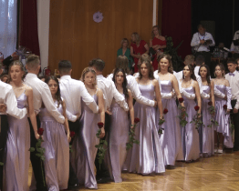 Polonéza na májovém Rodičovském plese se letos v Dolním Němčí tančila už podruhé