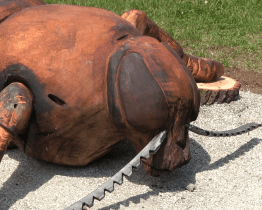 Ve veselském parku přibyla socha krasce dubového, ten ji možná osídlí