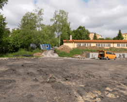 Brodská sportovní škola bude mít po prázdninách nové víceúčelové hřiště, už se staví