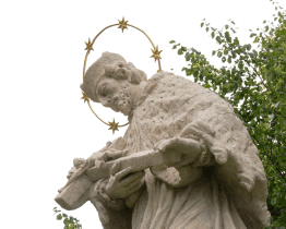 Socha sv. Jana Nepomuckého se vrátila k vodě