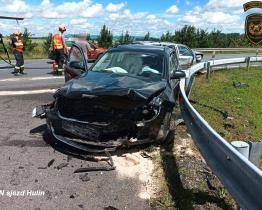 Nedělní série dopravních nehod: srážka aut u nájezdu na dálnici, převrácený osobák a havárka ve Zlíně u hřbitova