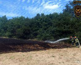 U Zlína v pondělí hořela louka. Na místě byl jeden zraněný člověk