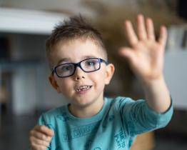 Regionální firmy se spojily pro dobrou věc. Naběhanými a nachozenými kilometry podpoří handicapovaného Ríšu a Samíka