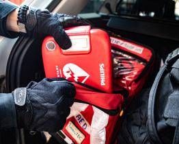 Ve Valašské Bystřici zkolaboval fotbalista. Naštěstí byli poblíž policisté s defibrilátorem