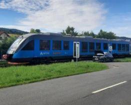 Řidička osobáku vjela na železniční přejezd ve chvíli, kdy tudy projížděl vlak