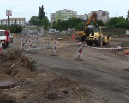 Výstavba okružní křižovatky ve Veselí nad Moravou je v polovině