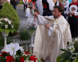 Průvod obešel čtyři oltáře v obci při katolické církevní slavnosti Božího těla
