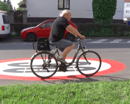 Mírové náměstí je další zónou, kde platí pro řidiče třicítka