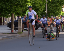Peloton cyklistů projektu Na kole dětem opět zavítal i do Hodonína