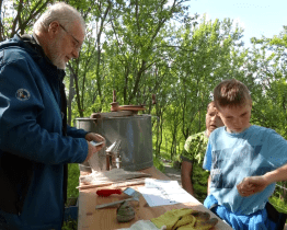 V Sirnatých lázních tančili lidé při dechovce na Včelařském dnu