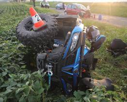 Řidič čtyřkolky utrpěl po srážce s osobním automobilem otevřenou zlomeninu stehenní kosti