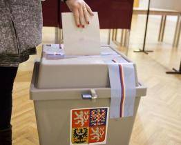 V krajských volbách kandiduje 15 politických uskupení, z toho je pět koalic