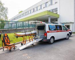 Vsetínská nemocnice obnovuje svůj vozový park. Brzy bude mít i nový elektromobil