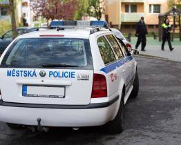 Opilý cyklista v Kroměříži naboural přímo do vozidla městské policie