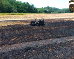 V Hošticích hořelo pole. Mohl za to zahradní traktor