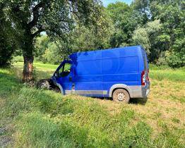 Opilý řidič narazil s dodávkou do stromu. Nadýchal přes čtyři promile