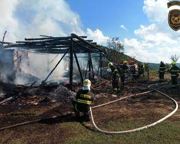 V Sidonii hořela stodola. Po příjezdu hasičů z ní zbylo už jen torzo