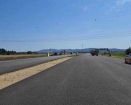 Část stavebních prací na výstavbě dálnice D49 mezi Hulínem a Fryštákem se zastavila