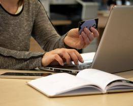 Podvodník ženě namluvil, že má napadený účet. Po převodu peněz na „bezpečné“ účty přišla o více než půl milionu