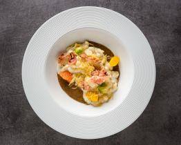 Halušky vůbec nemusí být nudné. Vyzkoušejte skvělý recept se slaninovým pyré, zeleninou a bramborovou slámou