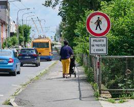 Přes most u Kudlovské přehrady projedete až do konce prázdnin pouze jednosměrně 