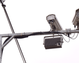 Řidiči, nohu z plynu! V Rožnově pod Radhoštěm hlídá rychlost nový radar