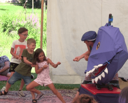 Divadelní den v zámeckém parku pobavil hlavně děti