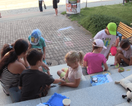 Kyjovská knihovna uspořádala zábavný program pro děti na schodech