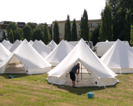 V zákulisí Filmovky pomáhají stovky brigádníků