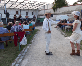 Na zahradě Panského domu koncertovala skupina Podjezd
