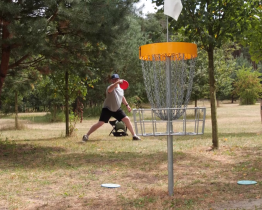 Vítězové Mistrovství ČR v diskgolfu v kategorii Masters si odnesli originální trofej