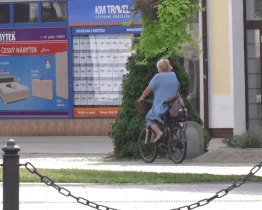 Za jízdu po chodníku mohou strážníci rozdat pokutu až 2000 korun