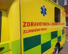 Ve Vsetíně srazilo auto třicetiletého muže. Je ve vážném stavu