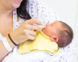 Vsetínská nemocnice podporuje kalíškování či dokrm pomocí cévky při kojení