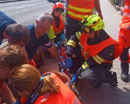 V Koryčanech se srazilo osobní vozidlo s motorkou. Pro motorkáře letěl vrtulník