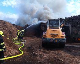 Devět jednotek hasičů bojovalo s rozsáhlým požárem dřeva a štěpky ve Slušovicích