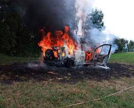 Osobní automobil začal za jízdy hořet. Když přijeli hasiči, byl už celý v plamenech