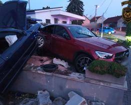 Řidič osobního vozidla narazil ve Lhotce do zídky a zaparkovaného auta