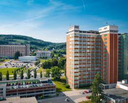 Smrt ve zlínském mrakodrapu. Po střelbě zemřel muž středního věku