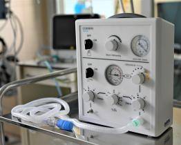 Uherskohradišťská nemocnice získala špičkový resuscitační přístroj. Určený je pro riziková miminka